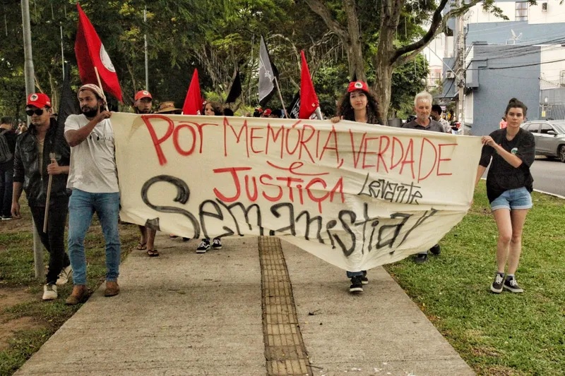 Manifestantes pedem prisão aos golpistas em atos no Rio Grande do Sul