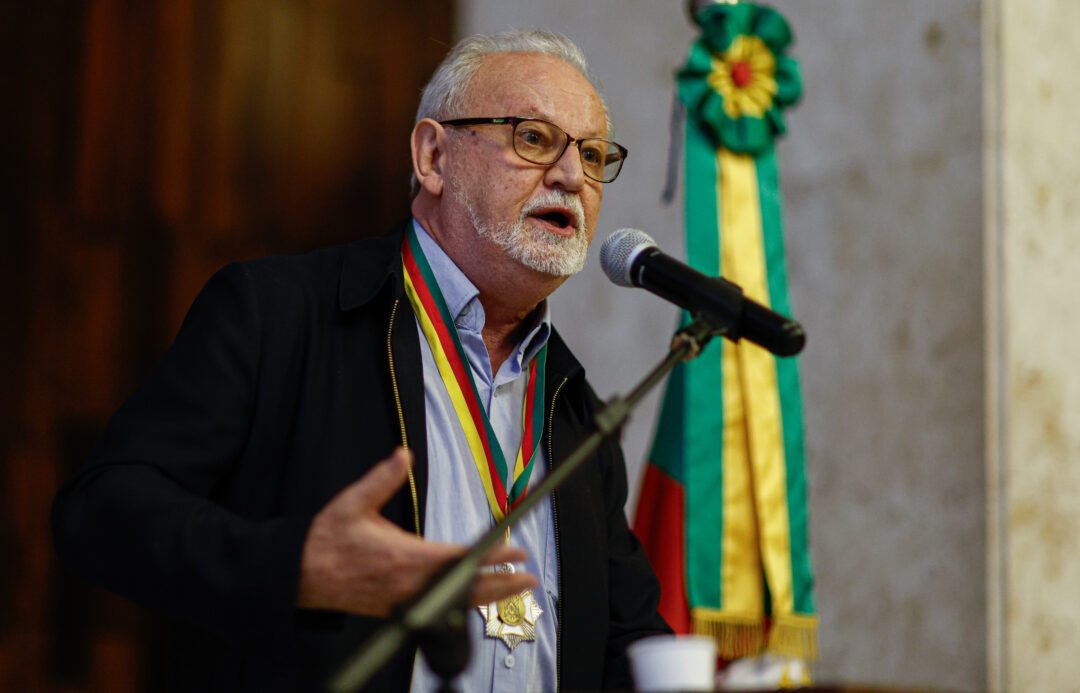 Stédile recebe medalha na ALRS após tentativa frustrada de cancelamento por deputados de direita