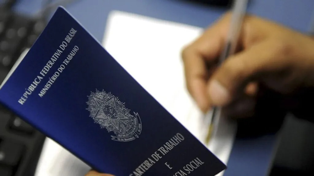 Desemprego cai para 6,2% e emprego com carteira bate recorde