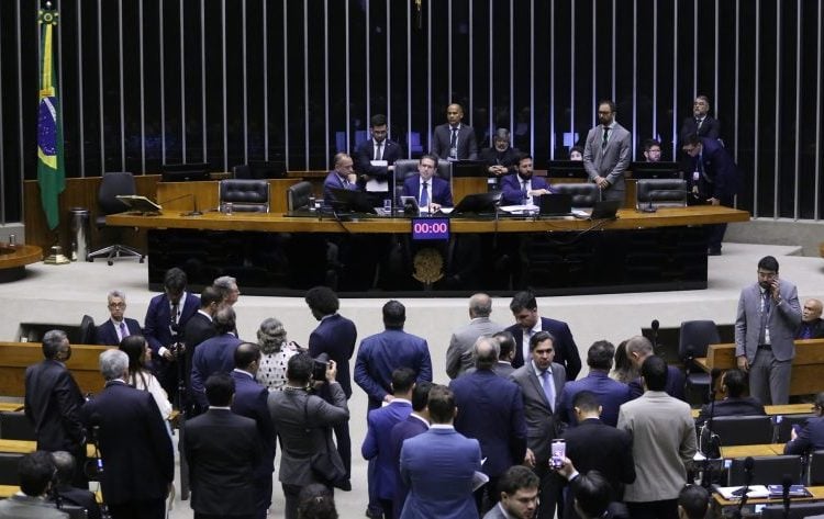 PL da Devastação, que dispensa agronegócio de licenciamento ambiental, é aprovado na Câmara