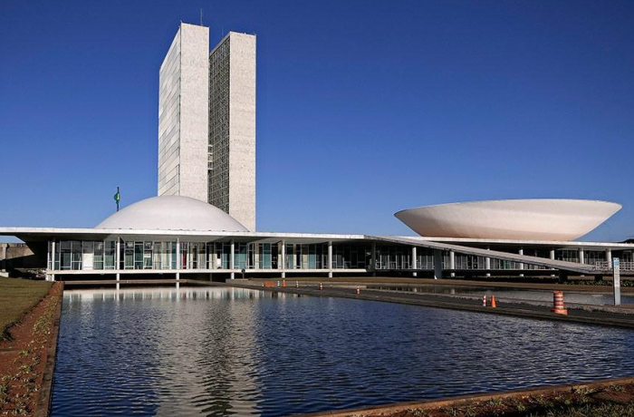 Sem taxar ricos, centrão quer cortar programas sociais em troca da isenção do IR