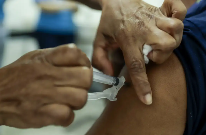 Brasil enfrenta aumento de casos de covid-19. Saiba como se prevenir