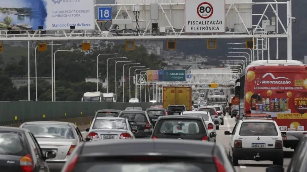 Carro é o principal meio de transporte para o trabalho, diz Censo