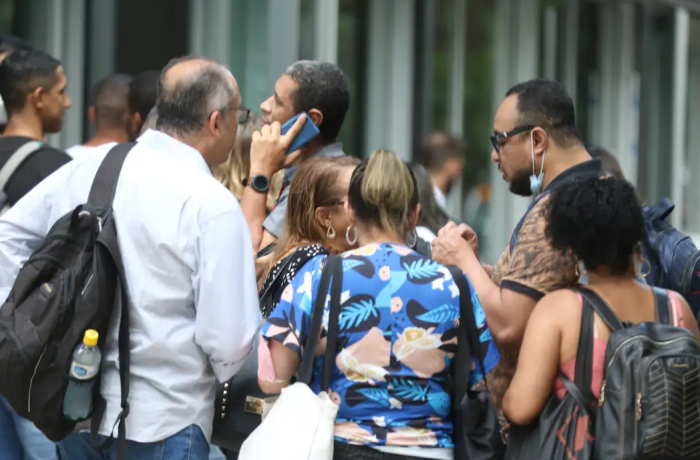 Desemprego se mantém em 5,6% e atinge menor nível histórico, diz IBGE