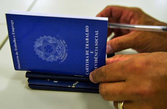 Pesquisa revela que brasileiro prefere emprego com carteira assinada