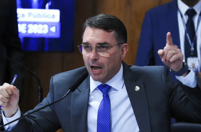 Pacotaço de 200 decretos de Flávio muda leis trabalhistas e ameaça direitos