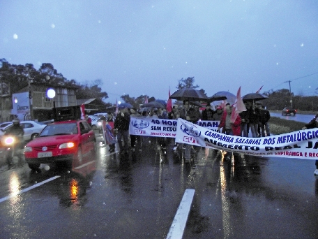 Metalúrgicos marcham por reajuste e redução da jornada