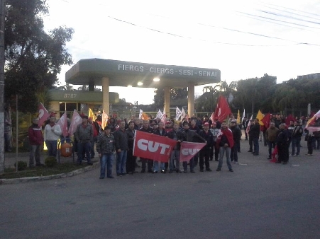 Contra o PL 4330, trabalhadores fazem vigília em frente à Fiergs