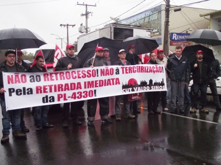 Manifestantes pedem retirada imediata do PL 4330 do Congresso Nacional