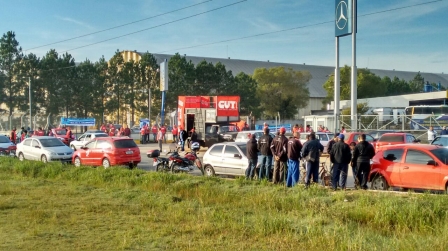 Pelotas: Protesto pela demissão de dois dirigentes sindicais na empresa Savarsul