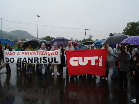 Protestos dos trabalhadores pressionam deputados contra tarifaço do Sartori