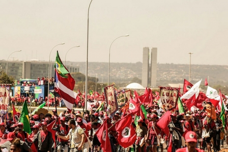 Camponeses chegam a Brasília para garantir registro da candidatura de Lula