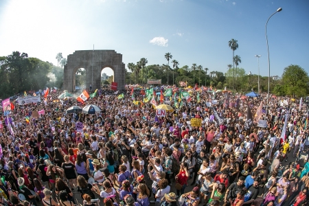 Milhares de mulheres protestam contra fascismo e Bolsonaro no Parque da Redenção