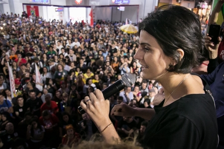 Em ato na Esquina Democrática, Manuela diz que Mourão fugiu de debate de vices em rádios do RS