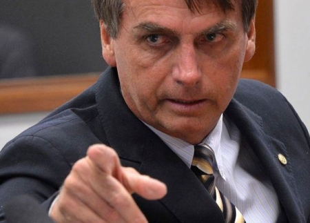 Comportamento de Bolsonaro demonstra claro aspecto ditatorial, dizem especialistas