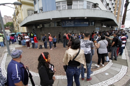 Falta trabalho para 27,3 milhões de brasileiros e o único emprego que cresce em setembro é o informal