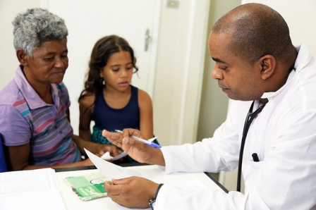 O que o Brasil perde com a saída de cubanos do Mais Médicos?