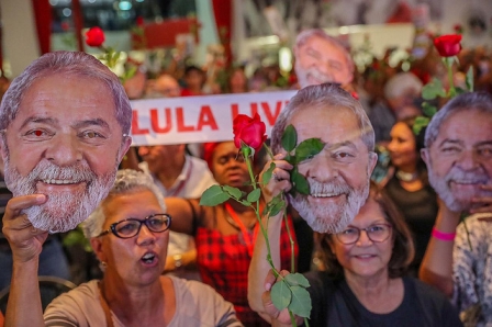 No aniversário da Declaração dos Direitos Humanos, militância pede justiça para Lula