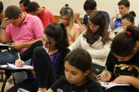 Maioria da população é a favor de discutir política nas escolas, diz pesquisa