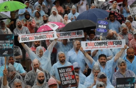 Trabalhadores fazem passeata para impedir fechamento da Ford