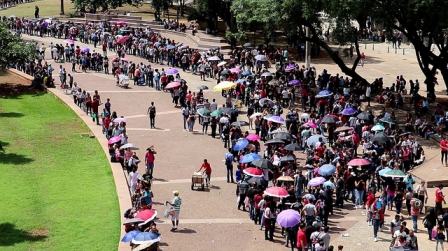 Trabalhadores fazem fila de oito horas sob o sol por vaga de emprego