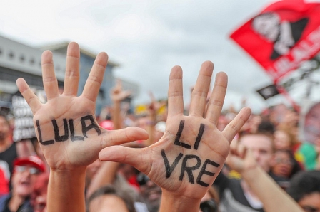 Em frente à prisão em Curitiba, mais de 10 mil pessoas pedem Lula Livre