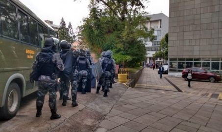 Assembleia Legislativa amanhece sitiada antes de votação da retirada do plebiscito