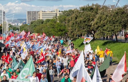 Em ato de 1º de Maio, milhares de trabalhadores aprovam greve geral em 14 de junho contra reforma da Previdência