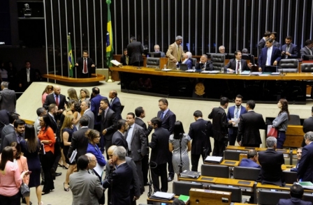 Deputados que defendem reforma têm direito à aposentadoria integral aos 60 anos