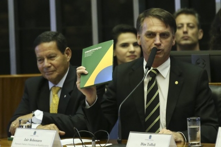 Em sete meses, Bolsonaro faz o Brasil voltar aos debates pré-Constituição de 1988
