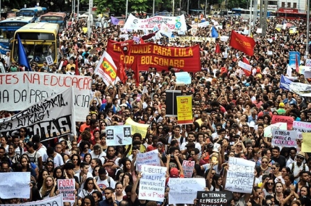 Só mobilização popular pode reverter colapso da democracia, diz cientista social