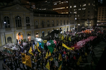 Porto Alegre resiste e mais de 30 mil tomam as ruas em defesa da educação e da aposentadoria