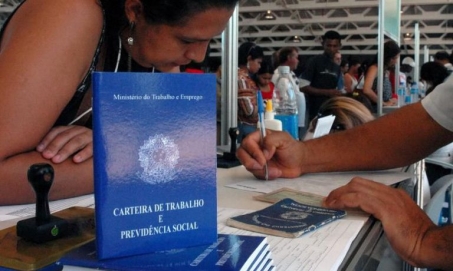 1 em cada 4 desempregados procura trabalho há pelo menos dois anos no Brasil