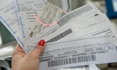 Um a cada dois brasileiros faz empréstimo para pagar as contas no final do mês