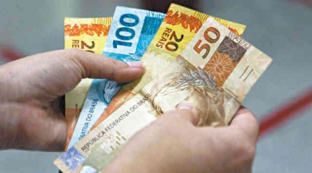 Governo Bolsonaro quer congelar o salário mínimo por alguns anos