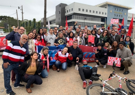 Coletivos da CNM/CUT participam da Vigília Lula Livre, em Curitiba