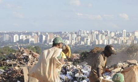 Metade dos brasileiros vive com apenas R$ 413 por mês, diz IBGE