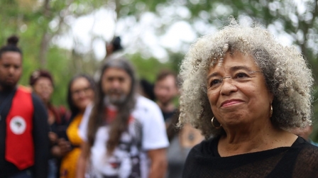 O direito à vida é um direito básico, e isso deve incluir a terra, diz Angela Davis