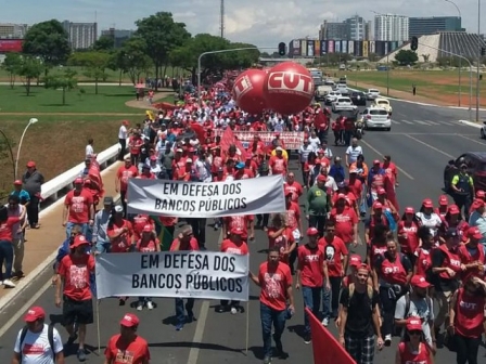 Milhares de trabalhadores ocupam Brasília contra políticas econômicas de Paulo Guedes