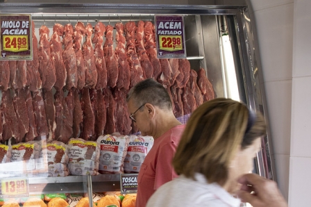 Natal sem carne: alta nos preços atinge população mais pobre no mês das festas