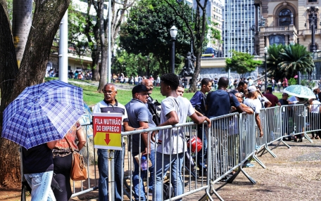 País deve buscar crescimento socialmente inclusivo contra cortes neoliberais