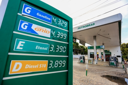Projeto iniciado por Temer e seguido por Bolsonaro desintegra Petrobras e povo paga o preço na bomba