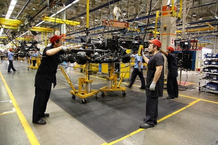Queda da indústria brasileira reflete opção do governo por primarização da economia