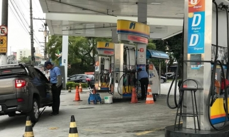 Entenda porque a queda dos preços do petróleo não deve chegar ao consumidor