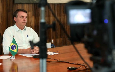 Bolsonaro é ridicularizado na imprensa internacional por negar coronavírus