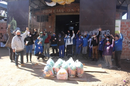 CUT-RS, sindicatos e Via Campesina distribuem 15 toneladas de alimentos para famílias carentes