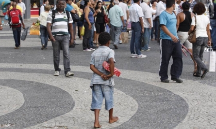Trinta anos de ECA: crianças trabalham nas ruas para ajudar suas famílias