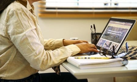 Home office não é igual para todo mundo, alerta médica do trabalho