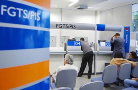 Saques do FGTS superam depósitos e colocam em risco programas sociais