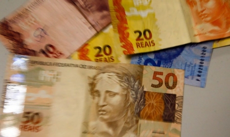 Governo quer reduzir reajuste no salário mínimo para R$ 1.076 em proposta enviada ao Congresso